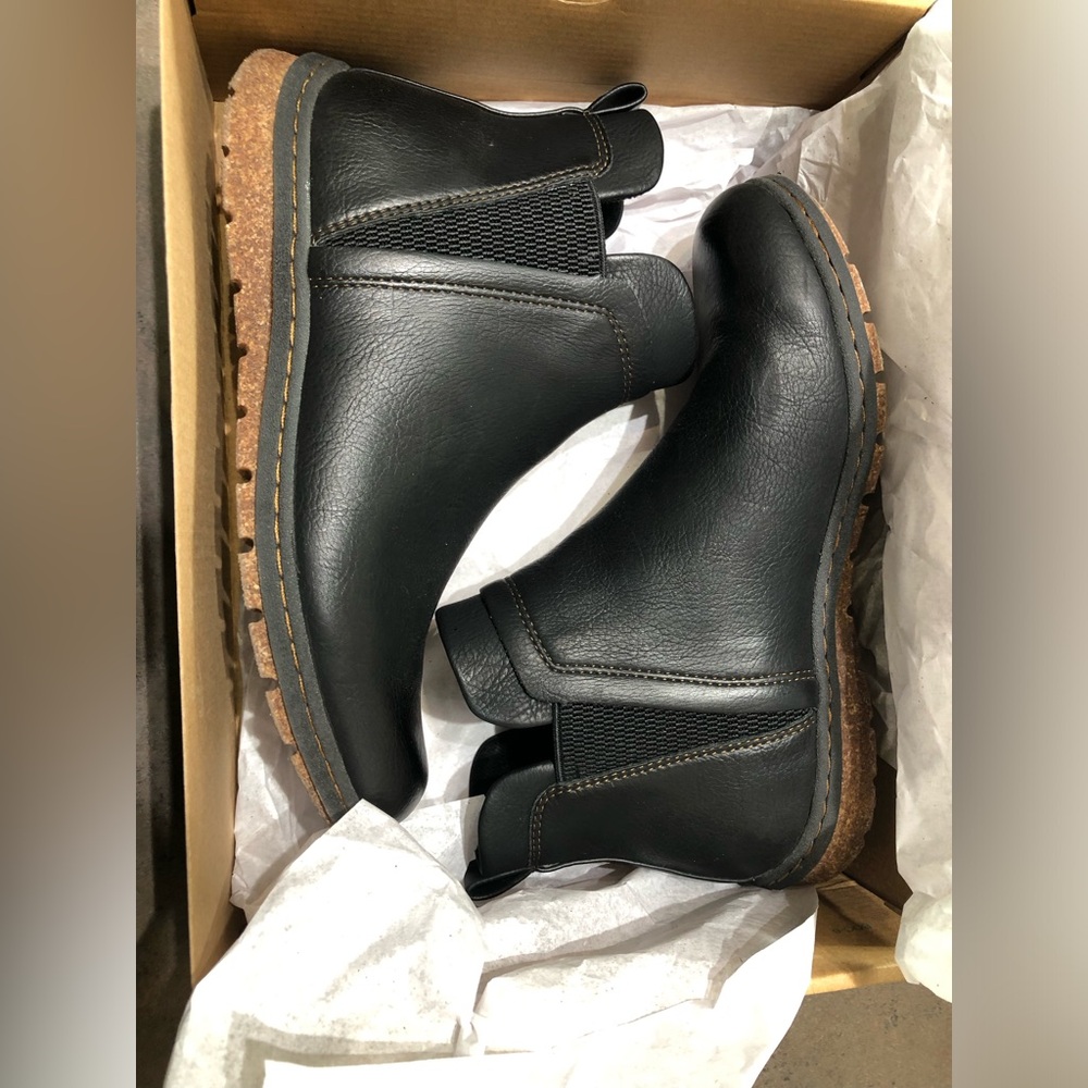 Women’ Black boots
Size: 9
Condition: used but very good condition!